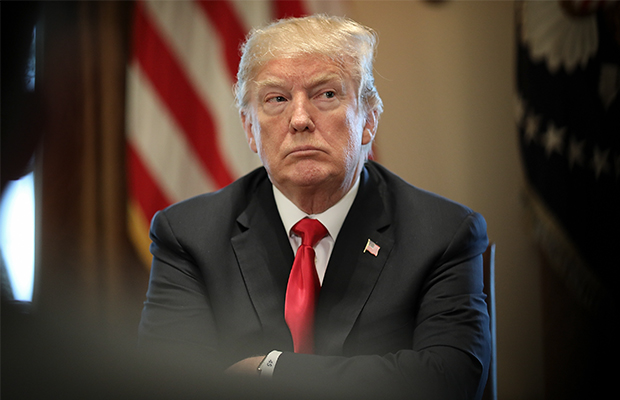Début du mandat Trump: le nouveau locataire de la Maison Blanche annonce la couleur