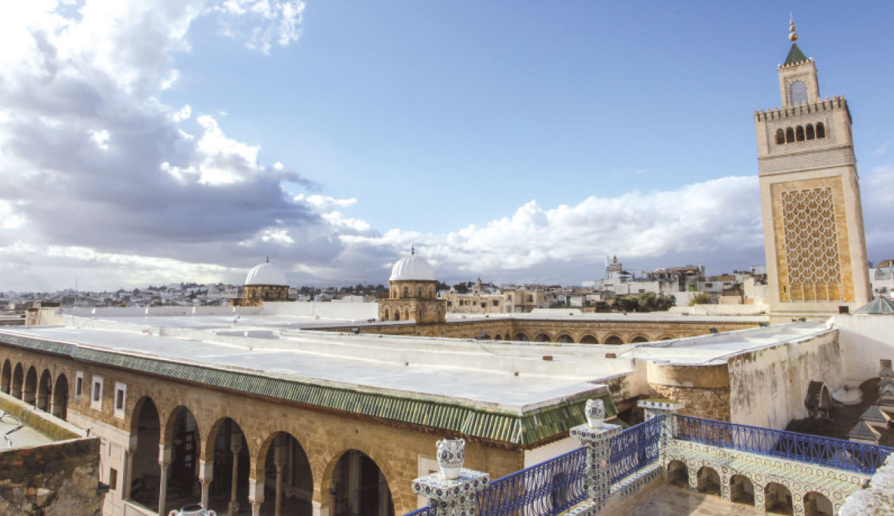 Médina de Tunis : un vieil immeuble menace de s’effondrer en entier à proximité de la mosquée de la Zitouna