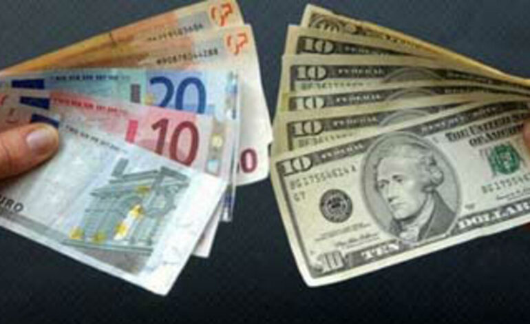 Le dollar atteint 1,0332 face à l’euro, un sommet depuis novembre 2022