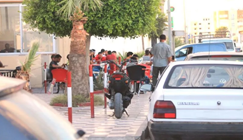 Chaises, tables, enseignes… la municipalité vide les trottoirs à Tunis