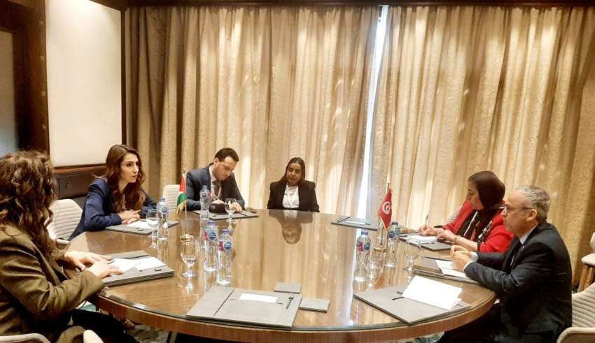 Rencontre entre Issam Lahmar et la ministre palestinienne du Travail lors de la 51e session de la Conférence du travail arabe