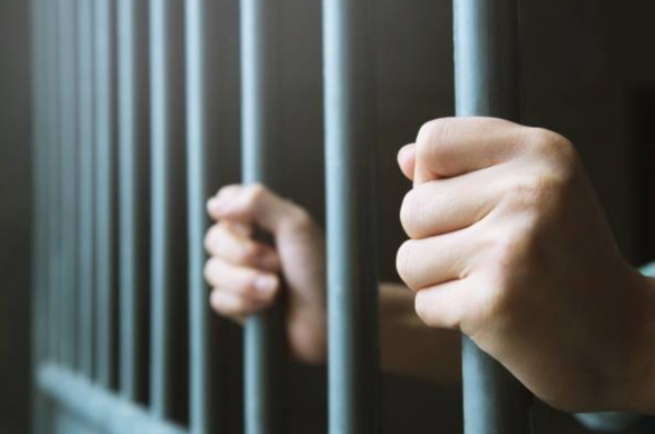Une personne condamnée à plus de 200 ans de prison arrêtée