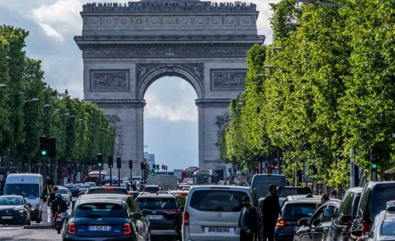 Détonation suspecte sur les Champs-Élysées : un commerce évacué et le trafic perturbé