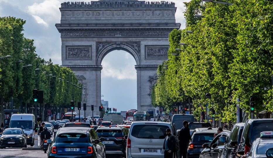 Détonation suspecte sur les Champs-Élysées : un commerce évacué et le trafic perturbé