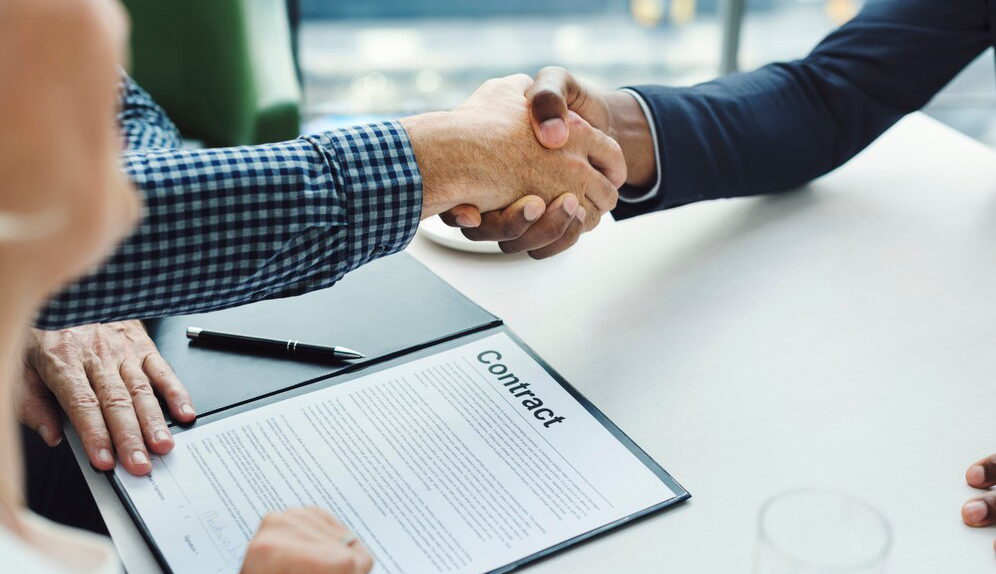 Traite, chantage et faux contrats : le sombre tableau du recrutement illégal des Tunisiens à l’étranger