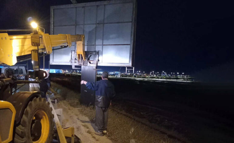Tunis : Opération d’enlèvement de panneaux publicitaires illégaux