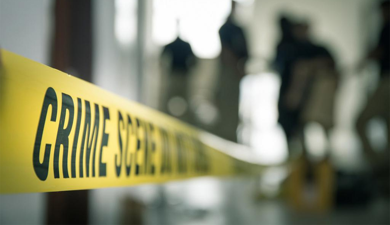 Un homme arrache les yeux de sa femme pour trouver des “trésors” dans la maison familiale