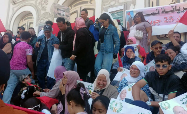 Rassemblement à Tunis : Les partisans de Kaïs Saïed réaffirment leur soutien et rejettent toute ingérence
