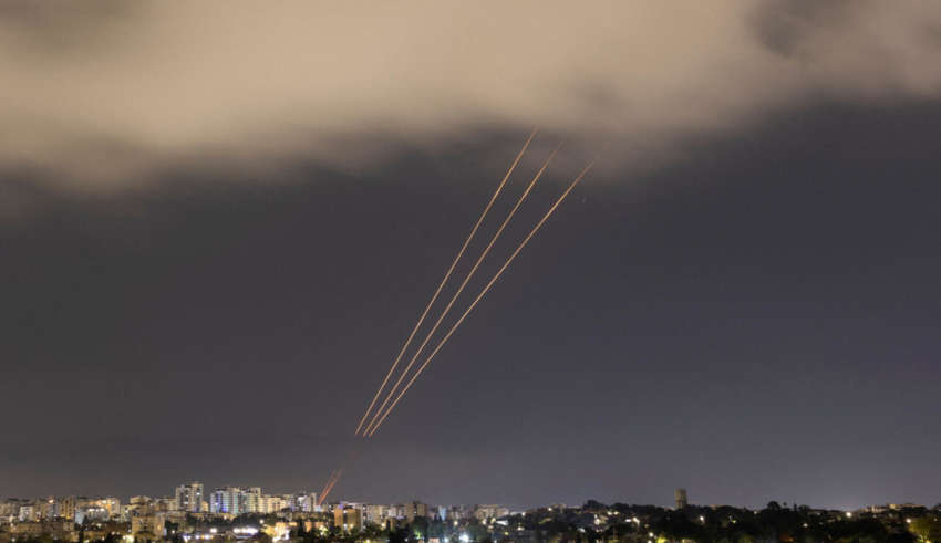 L’Iran annonce le lancement de dizaines de missiles balistiques contre des cibles sionistes