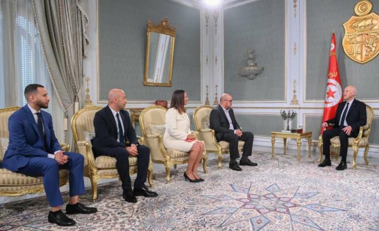 200 bus bientôt en Tunisie : Kaïs Saïed reçoit des Tunisiens de Suisse à l’origine de l’initiative