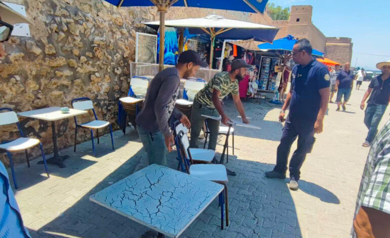Saisie de nombreuses marchandises, tables et chaises pour lutter contre l’installation sauvage à Hammamet
