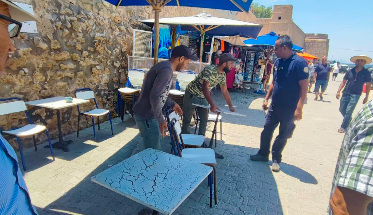 Saisie de nombreuses marchandises, tables et chaises pour lutter contre l’installation sauvage à Hammamet
