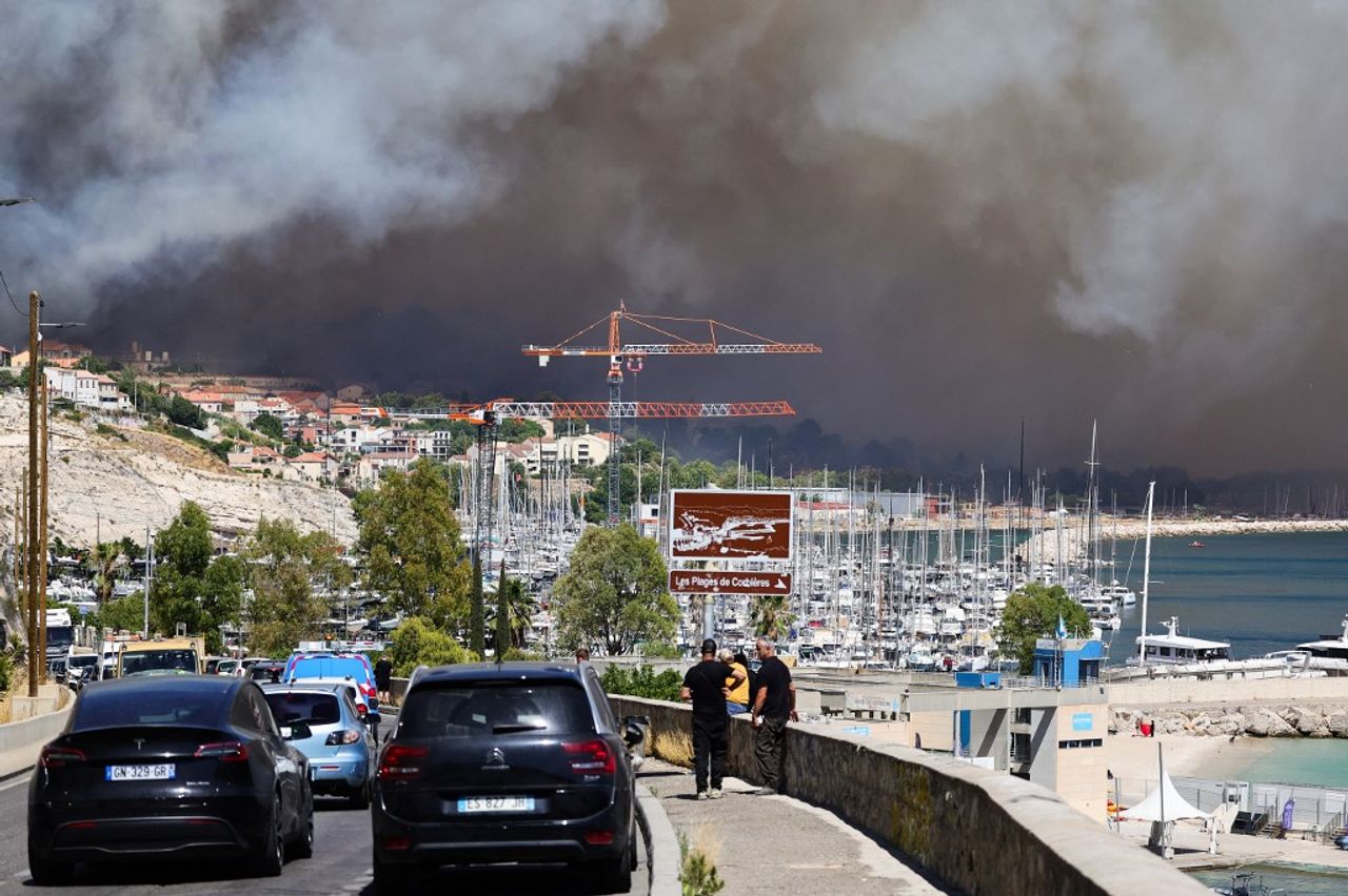 L’incendie atteint Marseille : plus de 350 hectares déjà ravagés