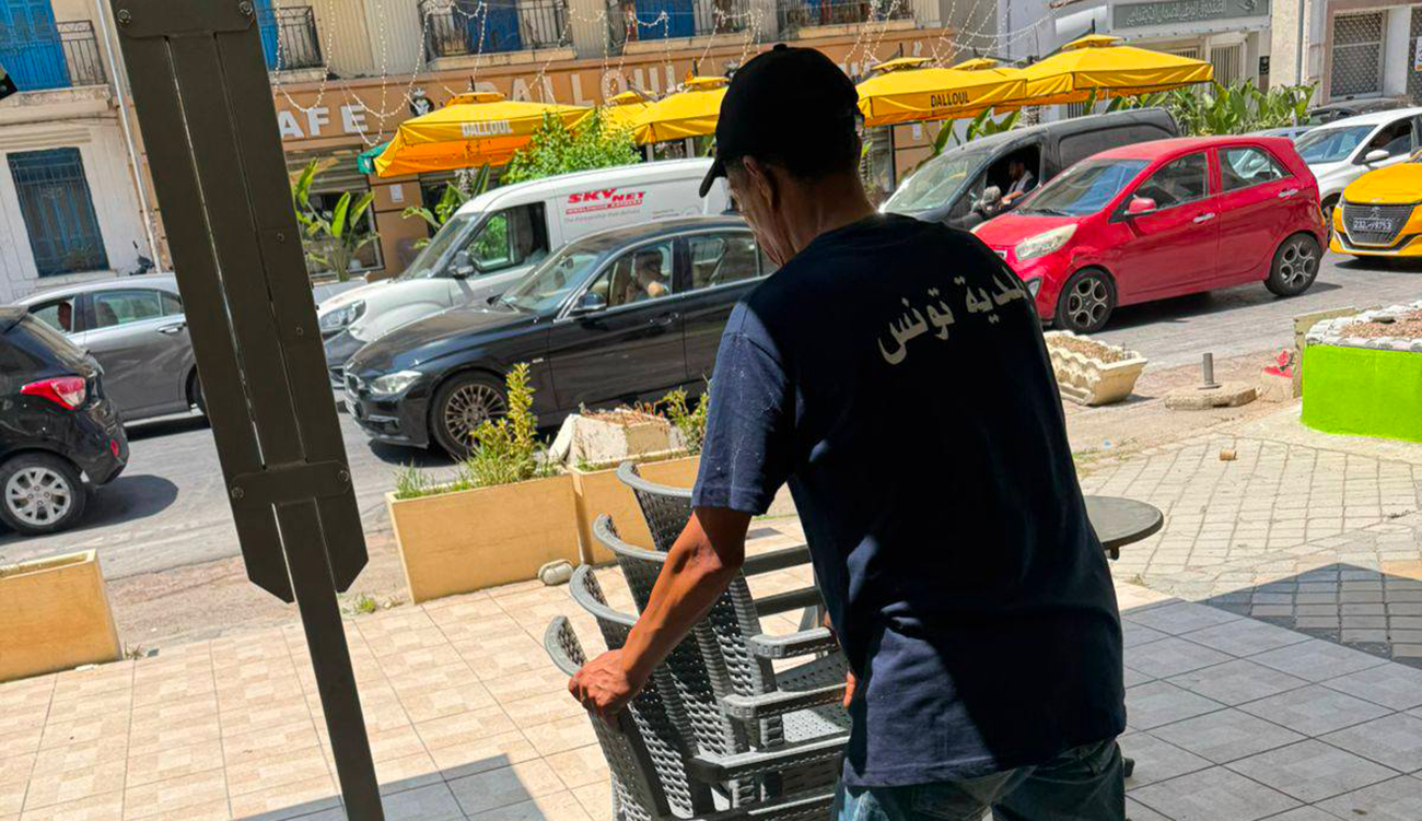 La municipalité de Tunis saisit du mobilier illégal et des produits périmés